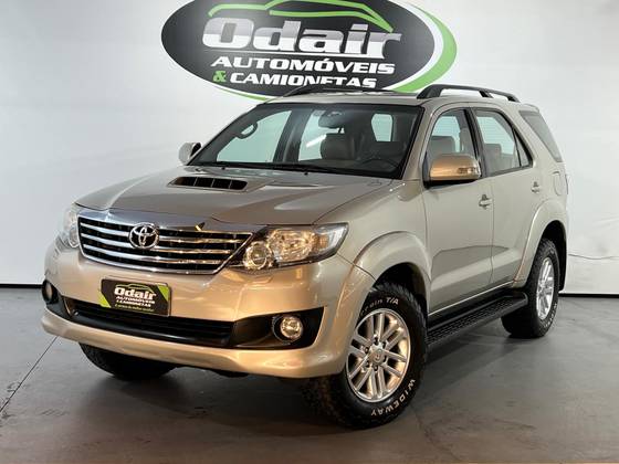 TOYOTA HILUX SW4 3.0 SRV 4X4 16V TURBO INTERCOOLER DIESEL 4P AUTOMÁTICO TOYOTA HILUX SW4 3.0 SRV 4X4 16V TURBO INTERCOOLER DIESEL 4P AUTOMÁTICO